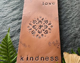 pace amore gentilezza con mandala - dimensioni più grandi - placca passaggi in rame caldo - orientamento verticale