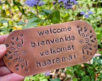 benvenuto o pace in più lingue - placca con passaggi in rame caldo - orientamento orizzontale curvo 5"