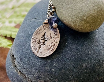 om/breathe - collana in sterling riciclato opaco con iolite