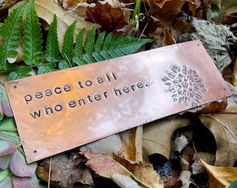 pace a tutti coloro che entrano qui - nuova opzione più grande - placca passaggi in rame caldo