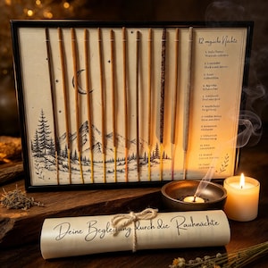Könnte beinhalten: Ein gerahmtes Display mit zwölf vertikal angeordneten Räucherstäbchen über einer Berg- und Waldillustration mit dem Text 12 magische Nächte. Eine mit Kordel gebundene Schriftrolle trägt die Aufschrift Deine Begleitung durch die Rauhnächte.