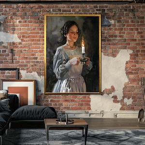 Pu&ograve; includere: Un dipinto di una donna in un abito bianco che tiene una candela accesa in un candelabro. La donna sta guardando la candela con un'espressione dolce. Il dipinto &egrave; ambientato su uno sfondo scuro.