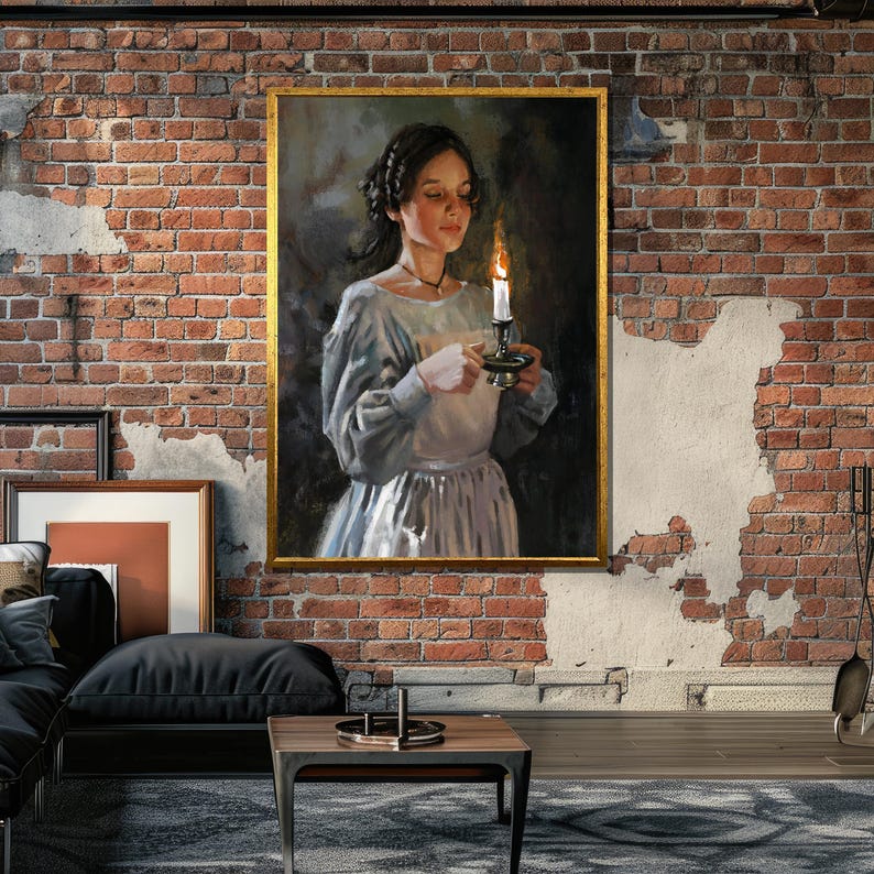 Pu&ograve; includere: Un dipinto di una donna in un abito bianco che tiene una candela accesa in un candelabro. La donna sta guardando la candela con un'espressione dolce. Il dipinto &egrave; ambientato su uno sfondo scuro.