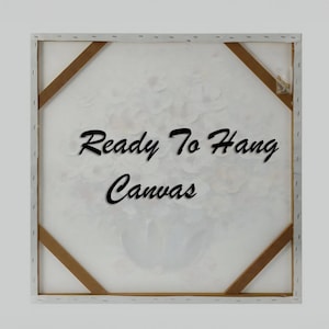 Pu&ograve; includere: Dipinto su tela bianca con un motivo floreale. Il retro della tela ha una cornice in legno e il testo "Ready To Hang Canvas".