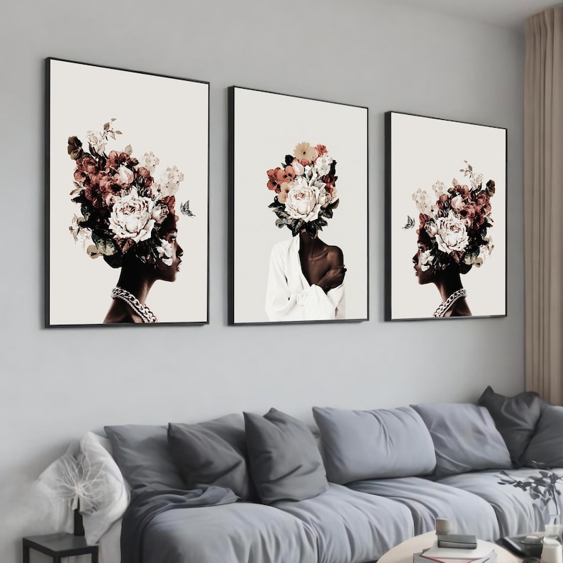 K&ouml;nnte beinhalten: Drei gerahmte Drucke mit einer Frau mit einer Blumenkrone. Die Frau ist vor einem wei&szlig;en Hintergrund dargestellt und tr&auml;gt eine Blumenkrone auf dem Kopf. Die Blumen sind in den Farben Rosa, Rot und Wei&szlig; gehalten.