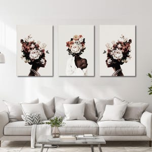 K&ouml;nnte beinhalten: Drei abstrakte Kunstdrucke mit einer Frau mit einer Blumenkrone. Die Frau ist in einem wei&szlig;en Gewand mit verschr&auml;nkten Armen dargestellt. Die Blumenkrone besteht aus wei&szlig;en und rosa Blumen. Der Hintergrund ist wei&szlig;.