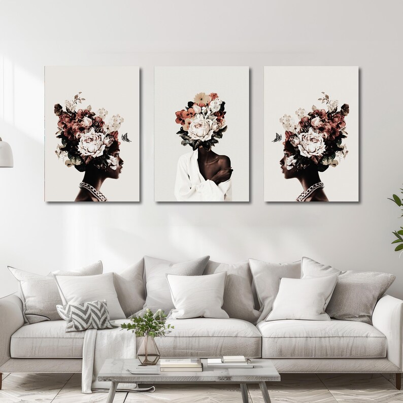 K&ouml;nnte beinhalten: Drei abstrakte Kunstdrucke mit einer Frau mit einer Blumenkrone. Die Frau ist in einem wei&szlig;en Gewand mit verschr&auml;nkten Armen dargestellt. Die Blumenkrone besteht aus wei&szlig;en und rosa Blumen. Der Hintergrund ist wei&szlig;.