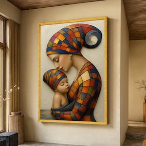 Può includere: Un'opera d'arte incorniciata raffigura una madre e un bambino in un tenero abbraccio. Le figure sono adornate con motivi geometrici colorati arancioni, blu e gialli. L'opera è ambientata su uno sfondo neutro, incorniciata in oro.