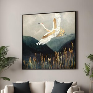 Elegante kraanvogelvlucht - Japans geïnspireerde minimalistische kunst met gouden accenten - rustige canvas muurkunst voor modern en sereen interieur