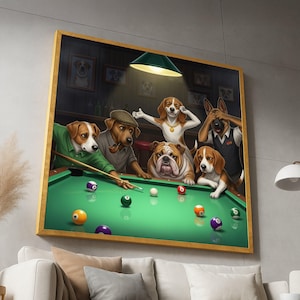 Puede incluir: Una obra de arte enmarcada representa a perros jugando al billar. Los perros, cada uno con expresiones únicas, están reunidos alrededor de una mesa de billar verde con bolas de colores. La obra está enmarcada en un marco dorado.