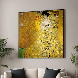 Puede incluir: Una pintura de una mujer con un vestido dorado con un patrón geométrico. El fondo también es dorado con un patrón geométrico. La mujer lleva una corona y tiene una expresión seria en su rostro.