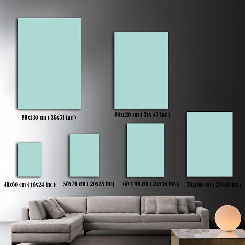 Pu&ograve; includere: Un confronto tra diverse dimensioni di tele quadrate di colore azzurro chiaro, che vanno da 40x60 cm a 90x130 cm. Le tele sono esposte su una parete sopra un divano angolare grigio.