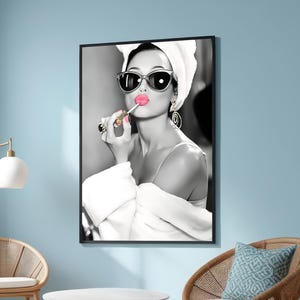 Elegante Glamour Frau beim Lippenstift Auftragen - Leinwanddruck - Retro Hollywood Wall Art, Pink Akzent, Graustufen Fashion Portrait