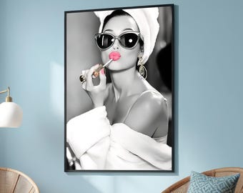 Stampa su tela di donna glamour elegante che applica il rossetto – Arte murale retrò di Hollywood, accento rosa, ritratto di moda in scala di grigi
