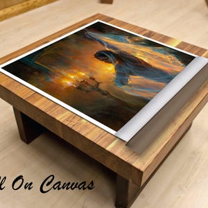 Pu&ograve; includere: Una stampa su tela arrotolata di un dipinto che raffigura una donna in un abito blu fluttuante con un'aureola dorata, in piedi in una stanza scarsamente illuminata con un lampadario e candele. La tela &egrave; su un tavolo di legno.