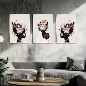 K&ouml;nnte beinhalten: Drei gerahmte Drucke mit einer Frau, deren Gesicht von einem Blumenarrangement bedeckt ist. Die Frau ist im Profil dargestellt, mit einem Dutt. Die Blumenarrangements bestehen aus wei&szlig;en, rosa und roten Blumen.