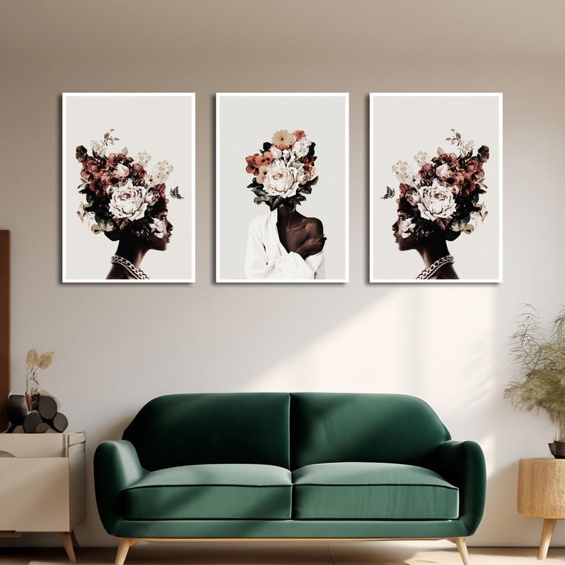 K&ouml;nnte beinhalten: Drei gerahmte Drucke mit einer Frau, die eine Blumenkrone tr&auml;gt, die ihr Gesicht bedeckt. Die Frau tr&auml;gt ein wei&szlig;es Hemd und hat dunkle Haut. Der Hintergrund jedes Drucks ist wei&szlig;.
