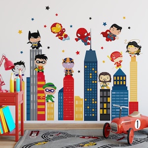 Peut inclure: Un ensemble d'autocollants muraux représentant des super-héros et des méchants de style dessin animé perchés sur des gratte-ciel colorés. Le design inclut des personnages comme Batman, Iron Man, Spider-Man, Superman, Wonder Woman et Thanos, avec des étoiles.