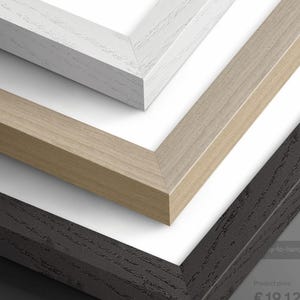 Puede incluir: Primer plano de tres marcos de fotos en diferentes colores: blanco, marrón claro y negro. Los marcos tienen una textura de madera y están angulados para mostrar sus esquinas y el espacio blanco en el interior.