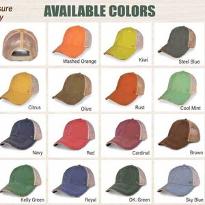 K&ouml;nnte beinhalten: Eine Tabelle mit 24 verschiedenen Farben von Trucker-Caps. Die Caps haben alle den gleichen Stil, mit einem Netzr&uuml;cken und einer einfarbigen Vorderseite. Die Farben umfassen gewaschenes Orange, Kiwi, Stahlblau, Azul, Grapefruit, Zitrus, Olive, Rost, Minze, Cantaloupe, Schwarz, Marineblau, Rot, Kardinal, Braun, Ingwer, Pfirsichrosa, Kellygr&uuml;n, Royal, Dunkelgr&uuml;n, Himmelblau und Lila.