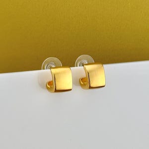 Puede incluir: Un juego de tres cuencos apilables de cerámica en tonos azules, verdes y blancos. Los cuencos presentan un esmalte moteado y un diseño sencillo y moderno. El cuenco más grande tiene unos 18 cm de diámetro.