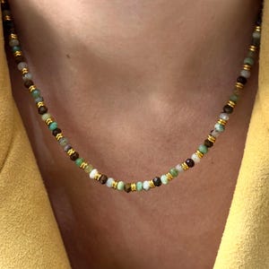 Collier bohème chrysoprase : éléments plaqués or 16 carats, superposition de bijoux