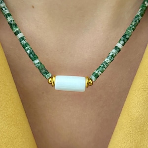 Naszyjnik Heishi z agatu drzewnego z białą ceramiką i pozłacanymi koralikami ozdobnymi