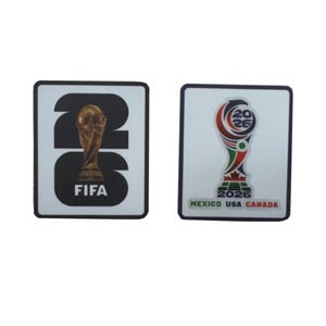 以下が含まれることがあります： 2026 FIFAワールドカップのロゴが入った正方形のステッカー2枚。1つはトロフィーとFIFAの文字が入っています。もう1つは「MEXICO USA CANADA」の文字が入った2026年のロゴです。どちらも黒い縁取りのある白い背景です。