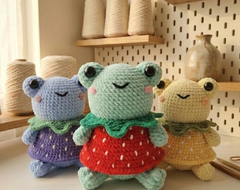 Patrón de ganchillo de rana, tutorial de amigurumi de una linda rana con vestido de fresa, regalo de peluche kawaii hecho a mano para amantes de las ranas.