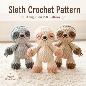 Puede incluir: Tres muñecos amigurumi de perezoso tejidos a ganchillo en hilo gris, crema y marrón. El texto dice Sloth Crochet Pattern y Amigurumi PDF Pattern con una insignia de Digital Download. Cada perezoso tiene los ojos cerrados, una nariz oscura y una pequeña sonrisa cosida.