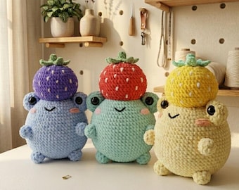 Patrón de ganchillo de rana, tutorial de amigurumi de rana adorable con gorro de fresa, regalo de peluche kawaii hecho a mano