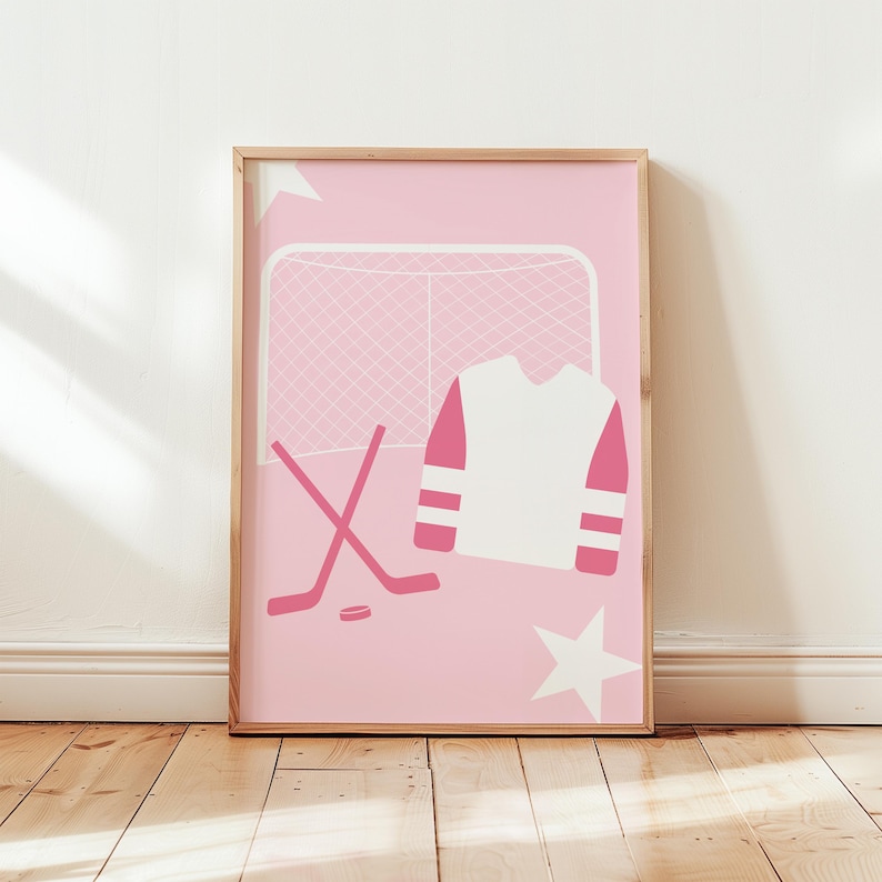 Op de afbeelding: Roze en witte print met hockeythema met een hockeyshirt, sticks en een net. De achtergrond is roze met witte sterren.