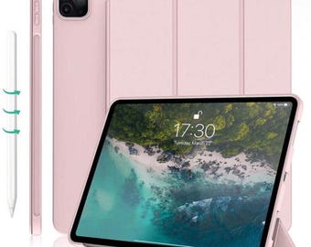 Puede incluir: Una funda rosa para iPad con un soporte integrado y un Apple Pencil blanco. La pantalla del iPad muestra la hora 17:30.