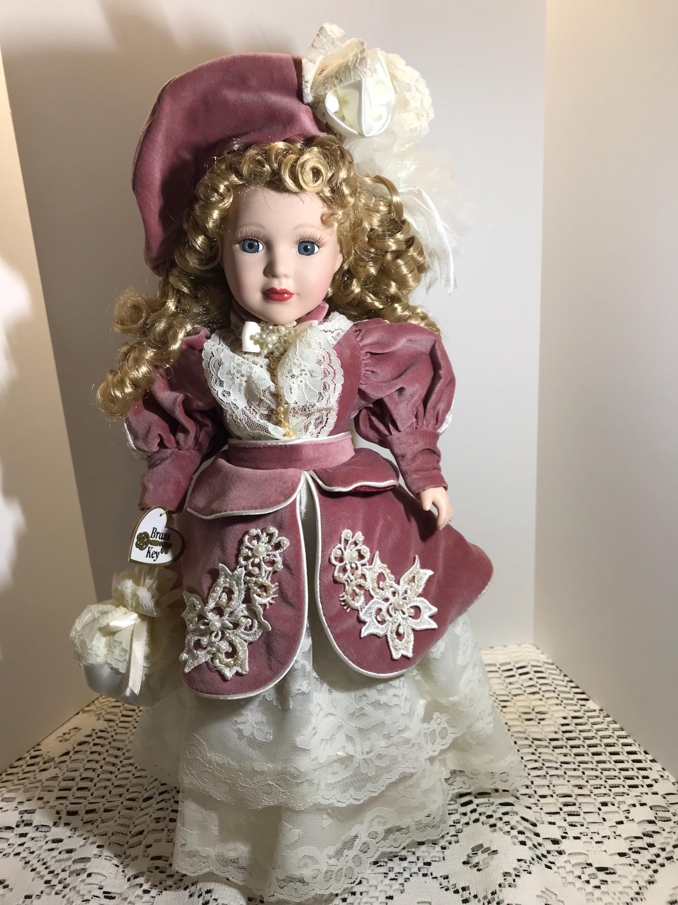 ୨୧‥∵ 小さめ　ヴィンテージ ベア　アンティークベア　∵‥୨୧ Vintage Brass Key Porcelain Doll 16” With Stand EC - Etsy