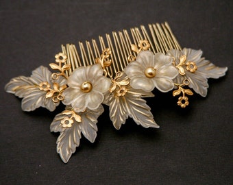 Flower and Leaf Wedding Comb with Gold Acrylic Lucite Vintage Flowers and Leaves Accented with Gold Bridal Hair Accessory Wedding Headpiece