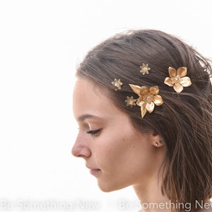 Gold Wedding Hair Pins Set of Bobby Pins with Gold Leaves and Crystals Hair Accessories, Brass Flower Bobbie Pins