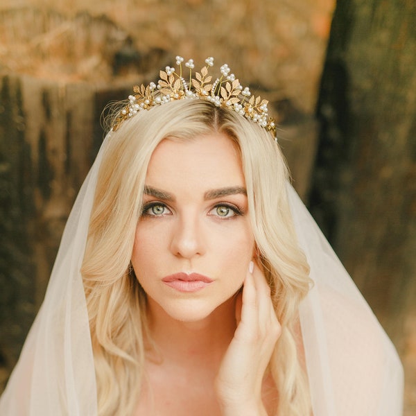 Gold Leaf Crown Bridal Gold Wedding Crown Woodland Queen Wedding Headpiece Leaves Flowers Metal Wedding Hair Accessory, Gold Bridal Tiara