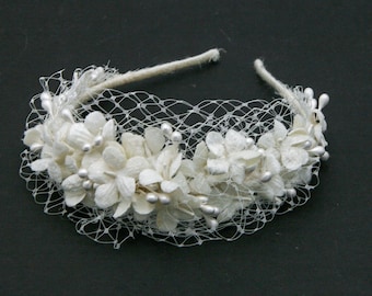 Diadema nupcial de red con flores vintage color marfil. Tocado de boda.