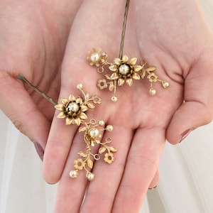 Gold Flower and Pearl Bobbie Pins, Brass Flower Hair Accessories, Wedding Hair, Vintage Wedding Hair