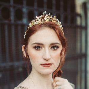 Woodland Queen gouden bruids kroon bruiloft zendspoel bladeren bloemen en parels, bruiloft haar, metalen bruiloft haaraccessoire, gouden bruids tiara