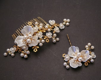Parelbloem en goud bruiloft haaraccessoires, kralen bruidskam en haar pin set
