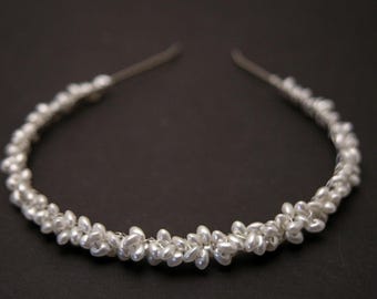 Diadema de perlas estilo vintage: accesorio para el cabello con perlas de imitación y alambre.