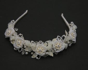 Corona de flores de boda color marfil hecha con flores vintage y cuentas, diadema de novia