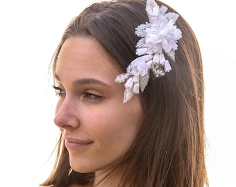 Brudpärlhårkam: Vit blommig spets, pärla och kristall huvudbonad