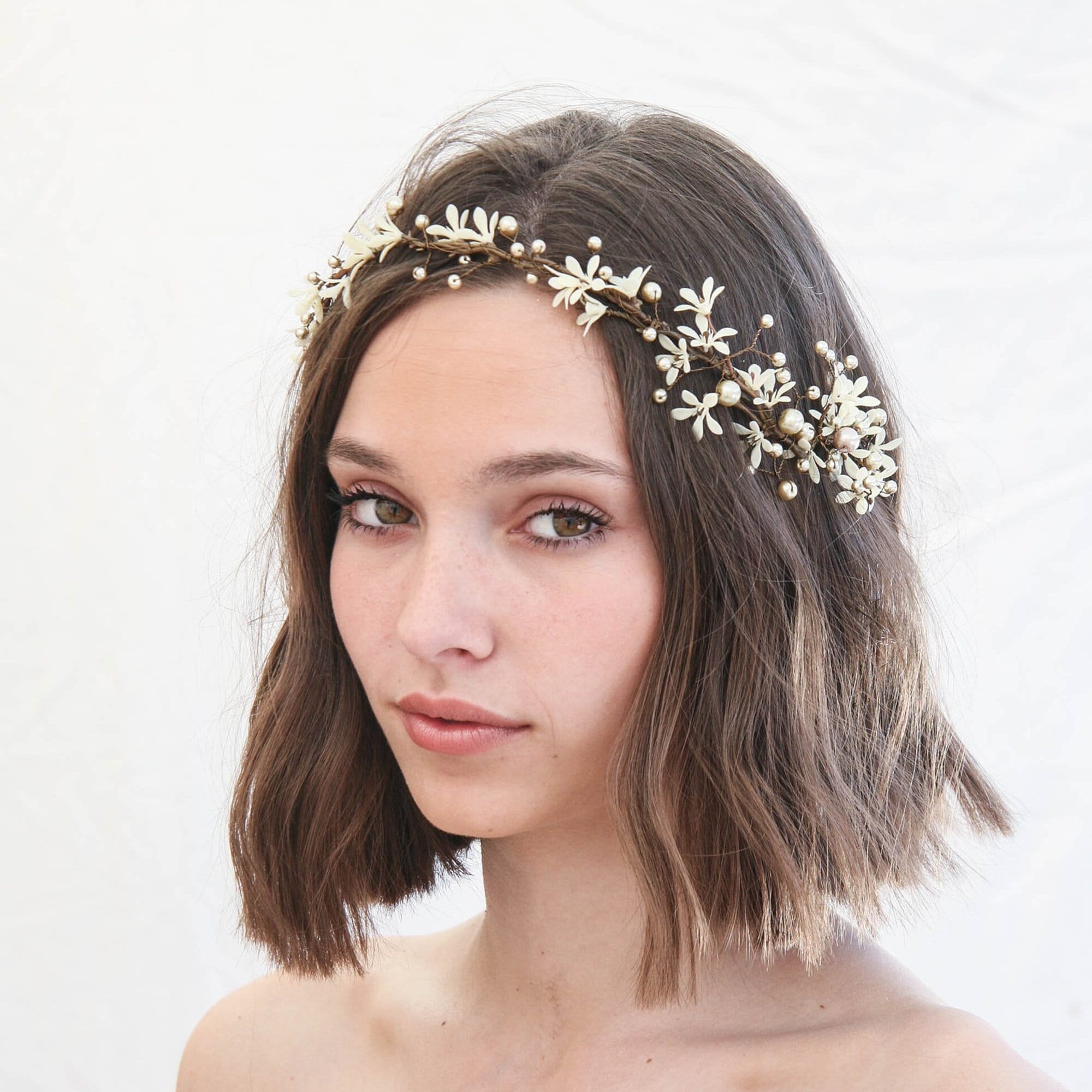 Flower Wedding Hair Vine of Small Ivory Flowers and Champagne Pearls, Wedding Headpiece Ivory Daisy Headband Beaded Wreath Bridal Headpiece