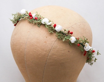 Corona de flores verdes: corona bohemia para el cabello con flores blancas y frutos rojos.