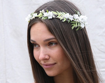 Rustik blomkrona: Elfenbensfärgade blommor, grön ormbunke och babyandning