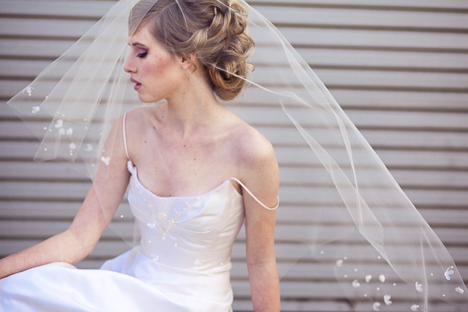 Свадьба вдовы. Альтернатива фате для невесты. Фата невесты на ветру. Свадебное платье вдовы. Вдова на свадьбе.