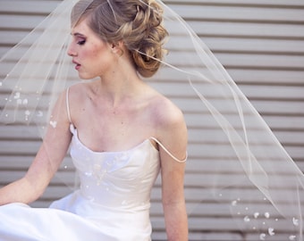 Wedding Veil with Scattered Vintage Flowers a Modern Wedding Hair Accessory, Wedding Veil, Wedding Headpiece, Beaded Wedding Veil