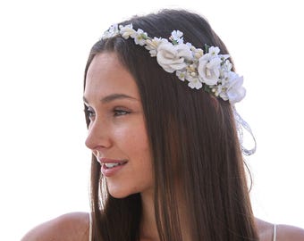 Corona de flores vintage: perlas, lazo de encaje y halo de novia bohemio.